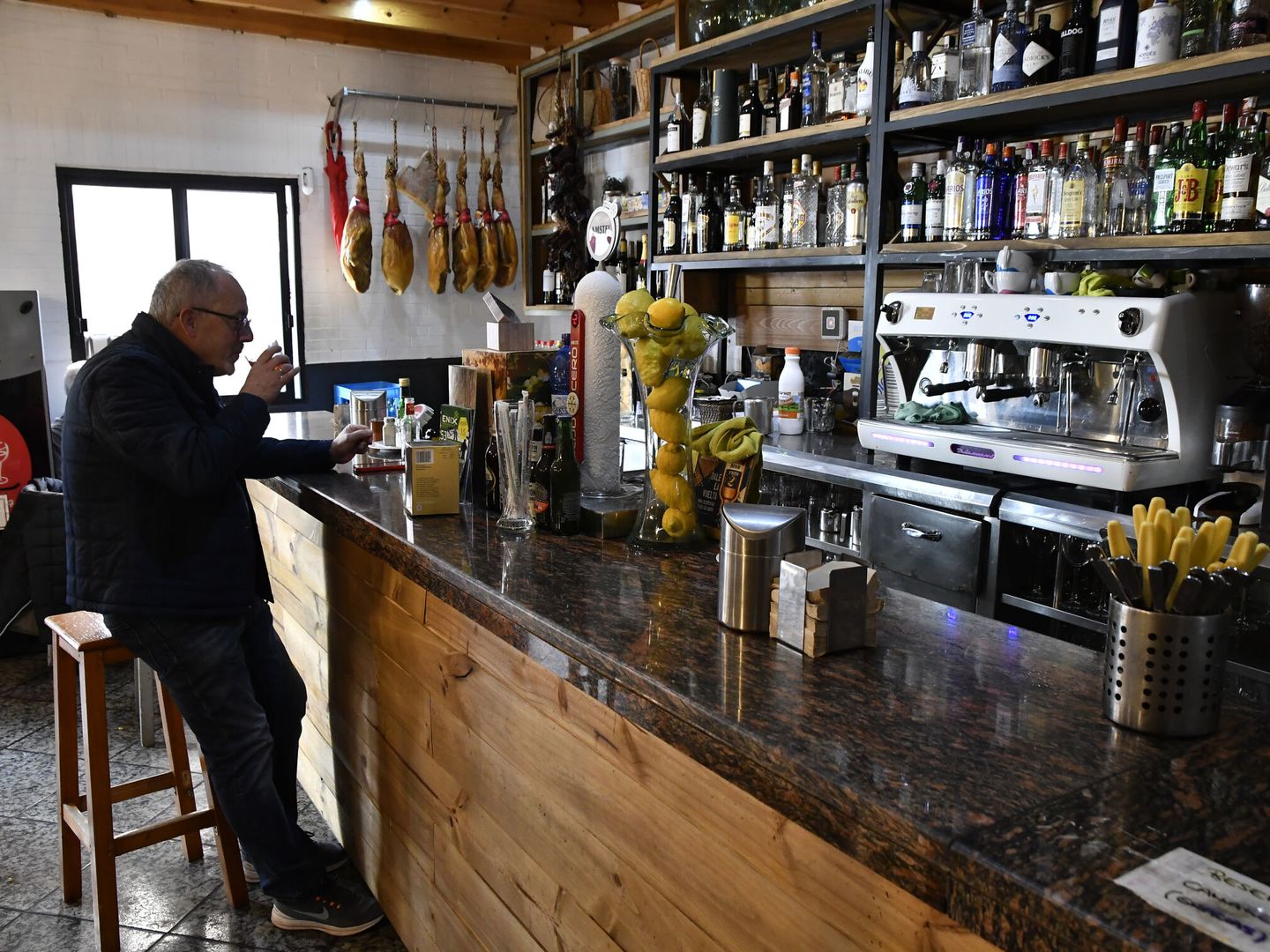 Un cliente en la barra de un bar de Enix (Almería). (EFE/Carlos Barba)