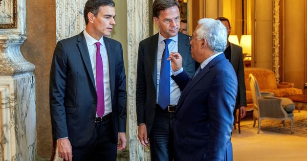 Foto: Pedro Sánchez junto a Antonio Costa, el primer ministro portugués, y Mark Rutte, primer ministro neerlandés. (EFE)