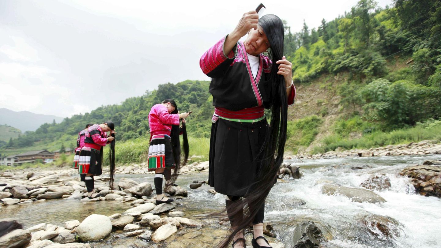 Las mujeres de Huangluo lavando el su cabello en el río. (Reuters/Stringer)
