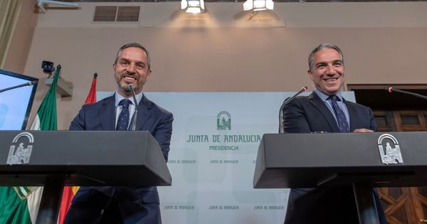 Foto: El consejero de Presidencia, Elías Bendodo (d), y el consejero de Hacienda, Industria y Energía, Juan Bravo. (EFE)