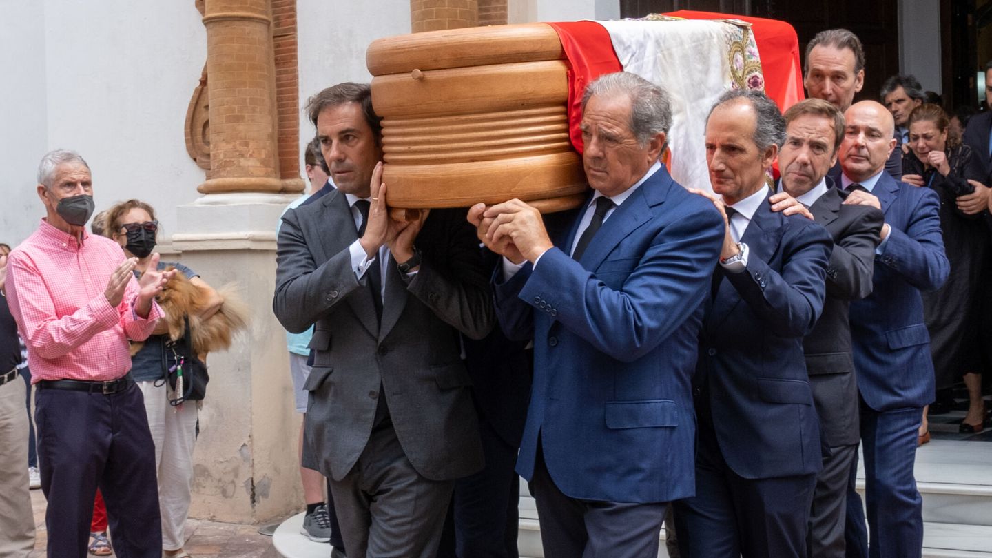 El torero, durante el funeral de su padre. (EFE/Julián Pérez)