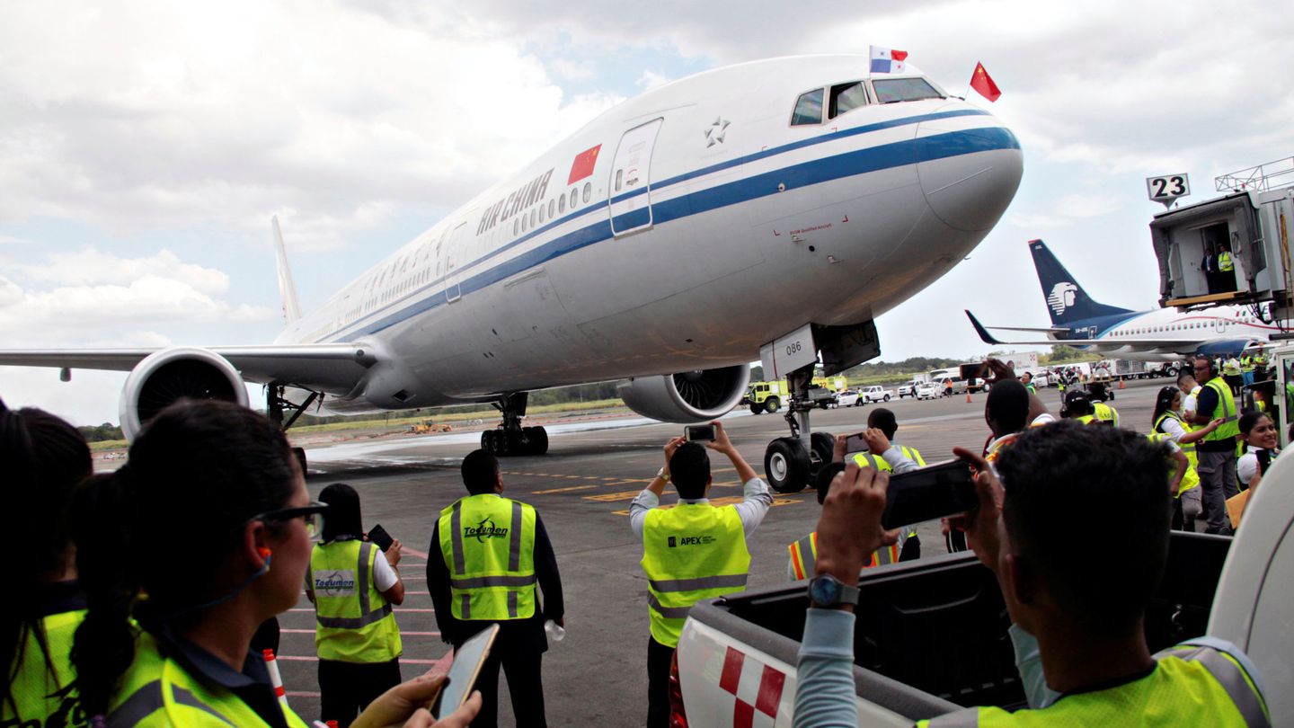 Periodistas sacando fotos en la inauguración del Air China Boeing 777-300ER el pasado abril. (Reuters)