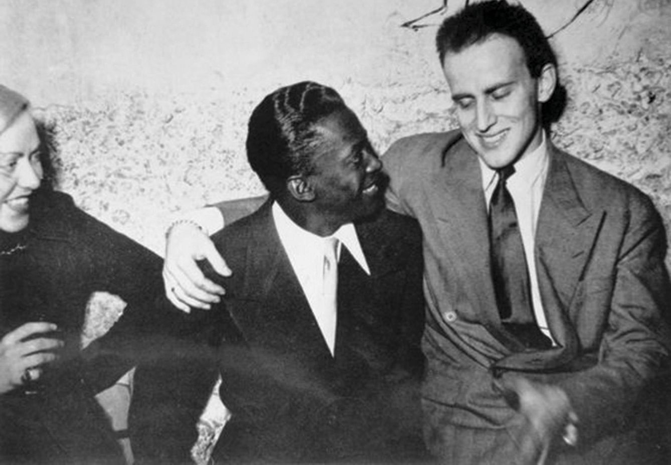Michelle Léglise-Vian, esposa de Boris Vian (a la derecha) entre 1941 y 1951, y el músico Miles Davis, en una fotografía de los años 50. (Getty Images)