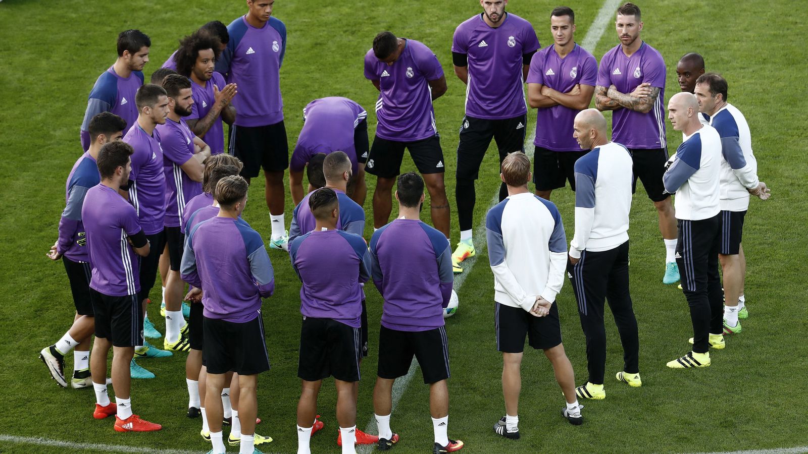 Foto: La charla de Zidane durante el entrenamiento en Trodheim (Chema Moya/EFE).