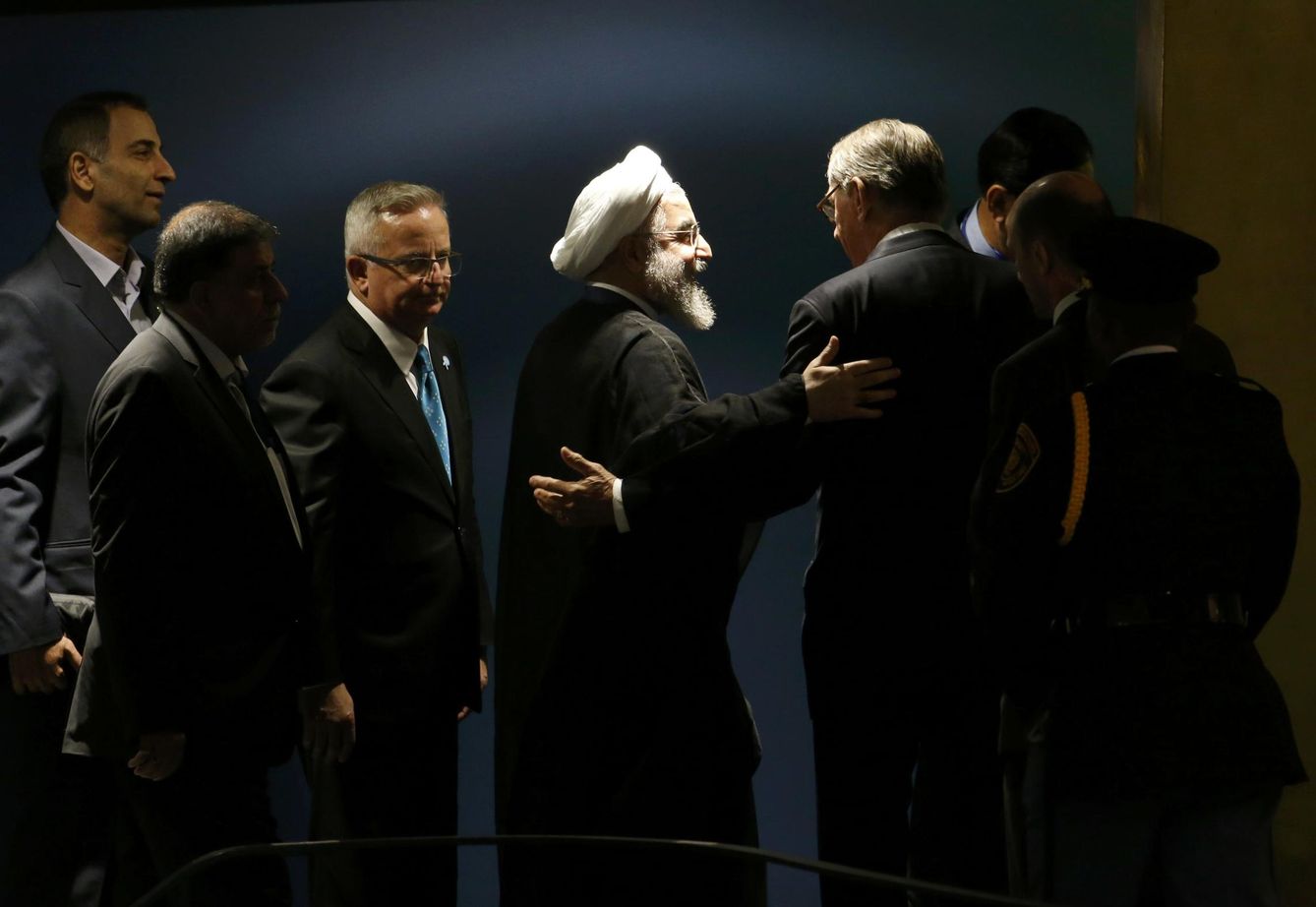 El presidente de Irán, Hasán Rouhani, saluda al subsecretario general de la ONU, Jan Eliasson, tras su discurso en la Asamblea General. (Reuters)