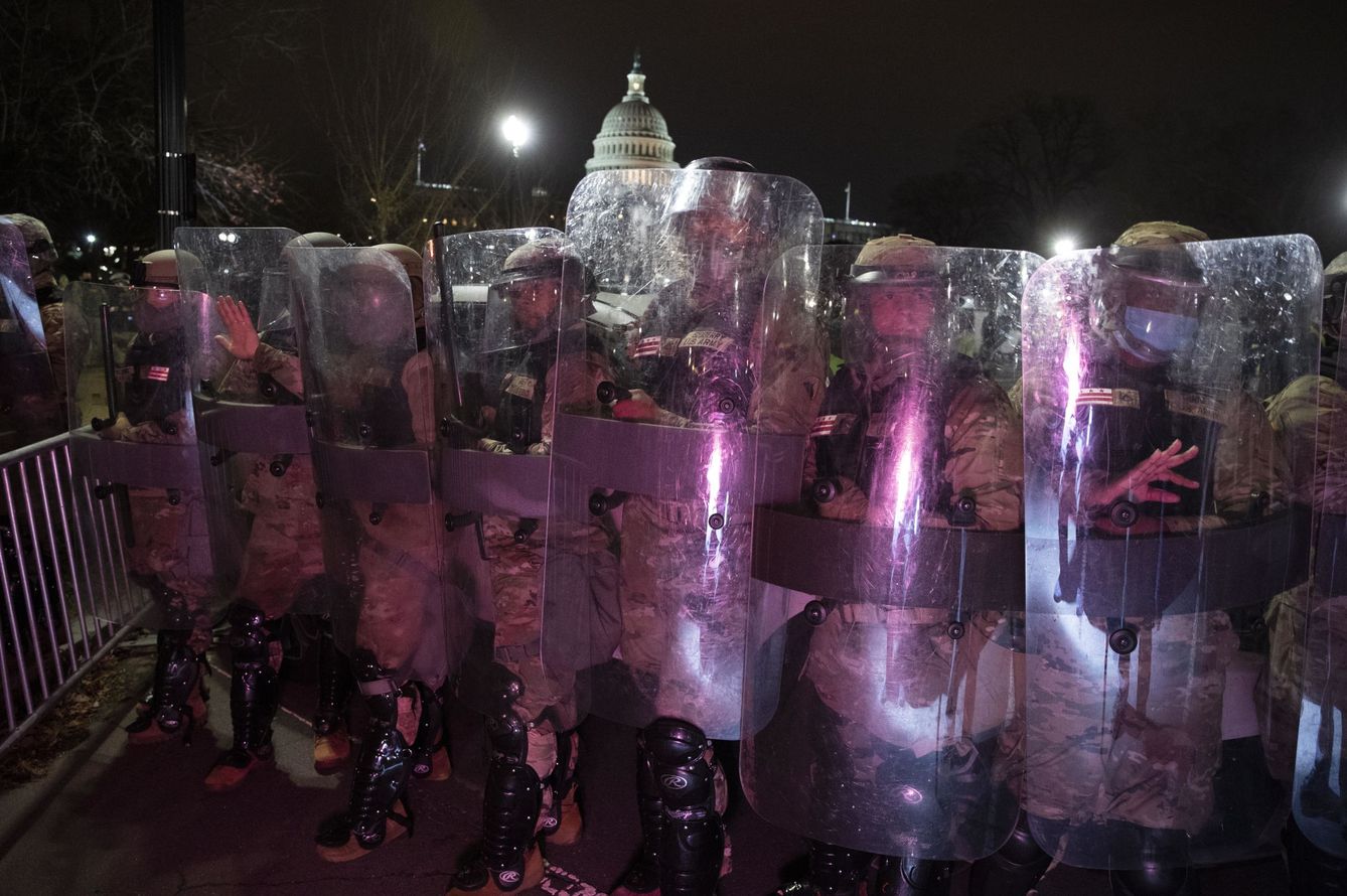 Autoridades tras el toque de queda cerca del Capitolio. (Reuters)