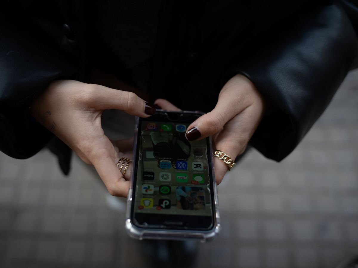 Foto: Una persona usa el teléfono móvil. (Europa Press/David Zorrakino)