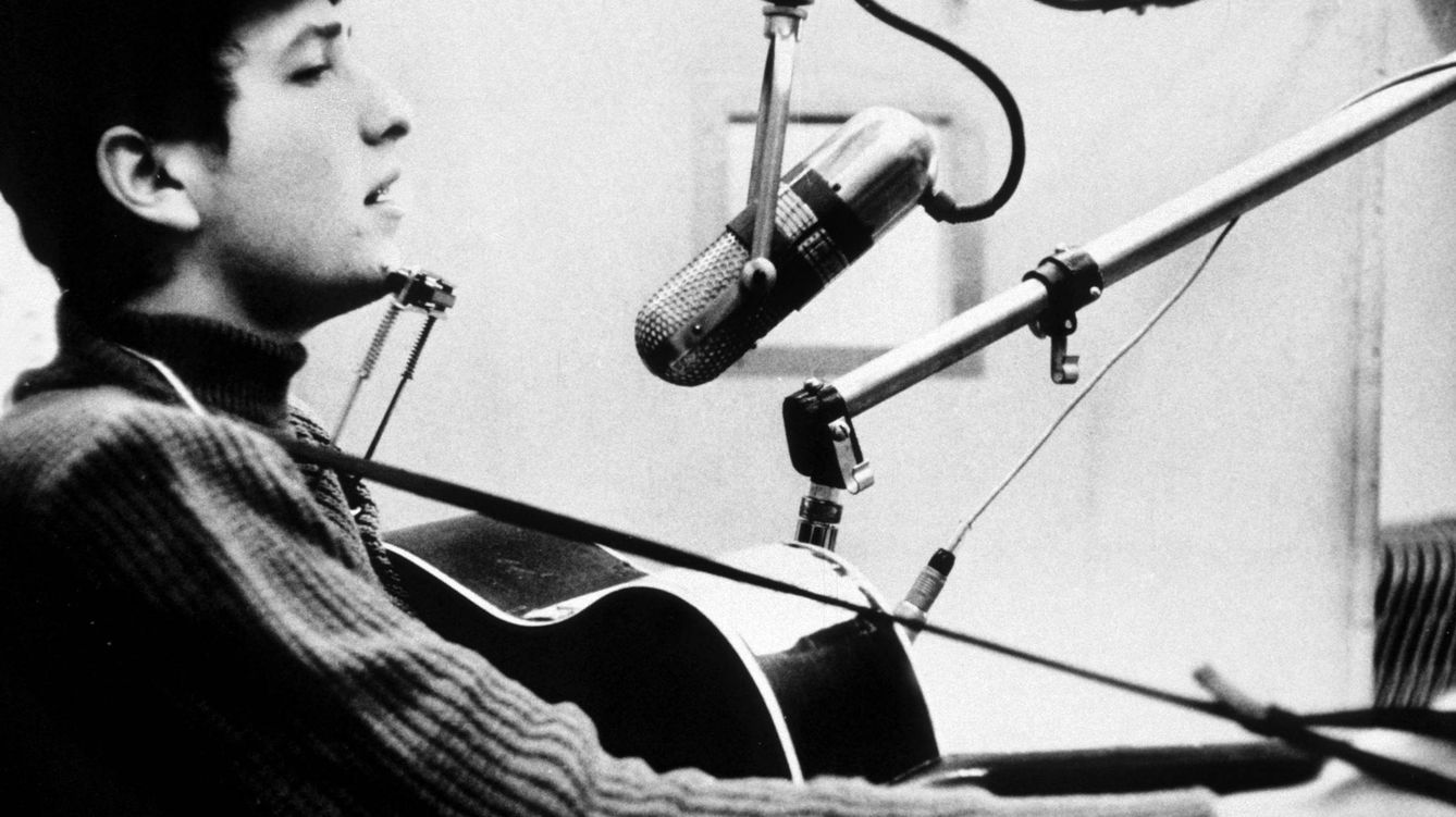 Foto: Dylan, durante la grabación de su disco de debut en 1962. (Cordon Press)