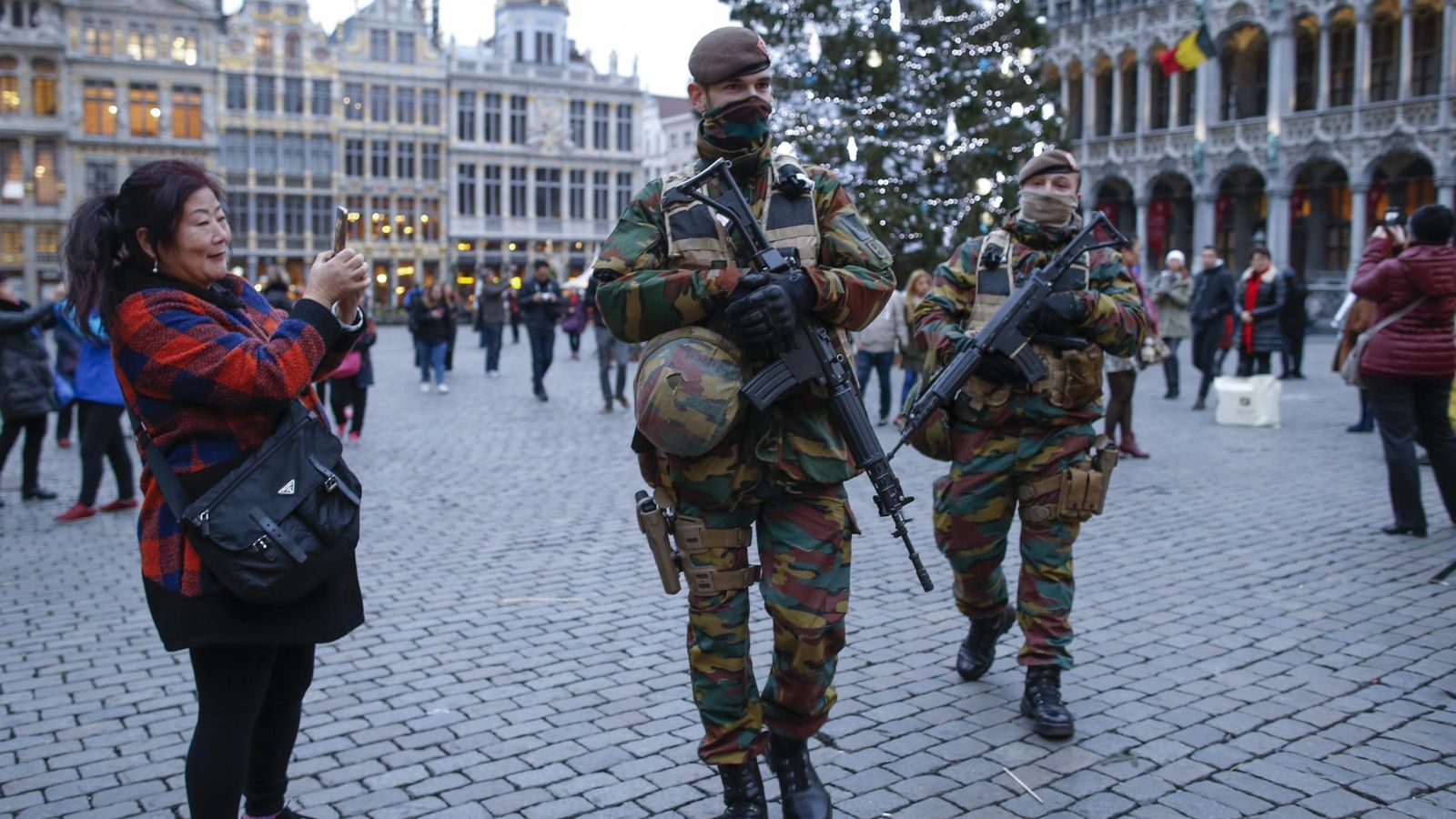 Foto: Dos soldados patrullan en un mercado de Navidad, en Bruselas. (Efe)