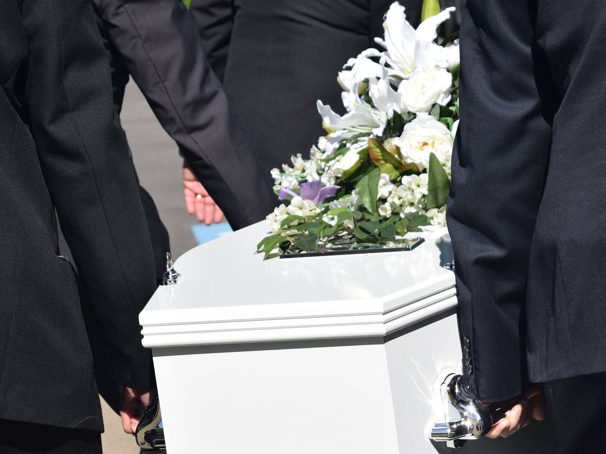 Foto: Trabajadores de una funeraria suspendidos por meterse en una bolsa de cadáveres para gastar una broma (Pixabay)