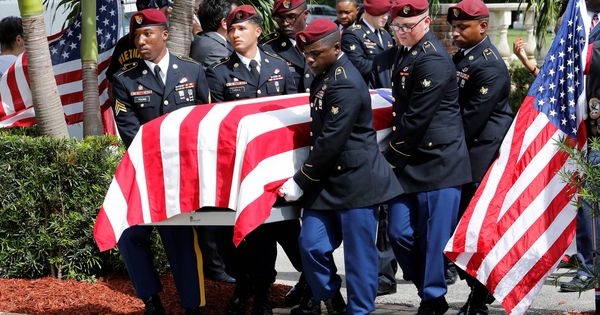 Foto: Una guardia de honor porta el ataúd de David T. Johnson, muerto en la emboscada en Níger, durante su funeral en Florida. (Reuters)