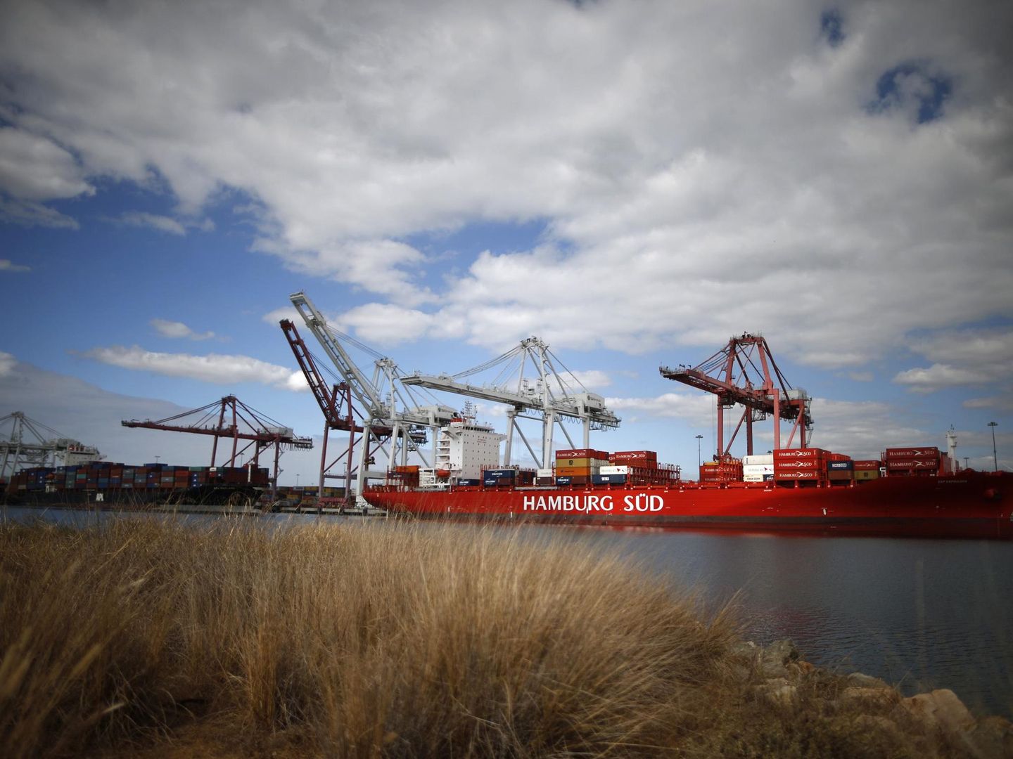 Buques mercantes atracan en el puerto de Long Beach, en California (Reuters).