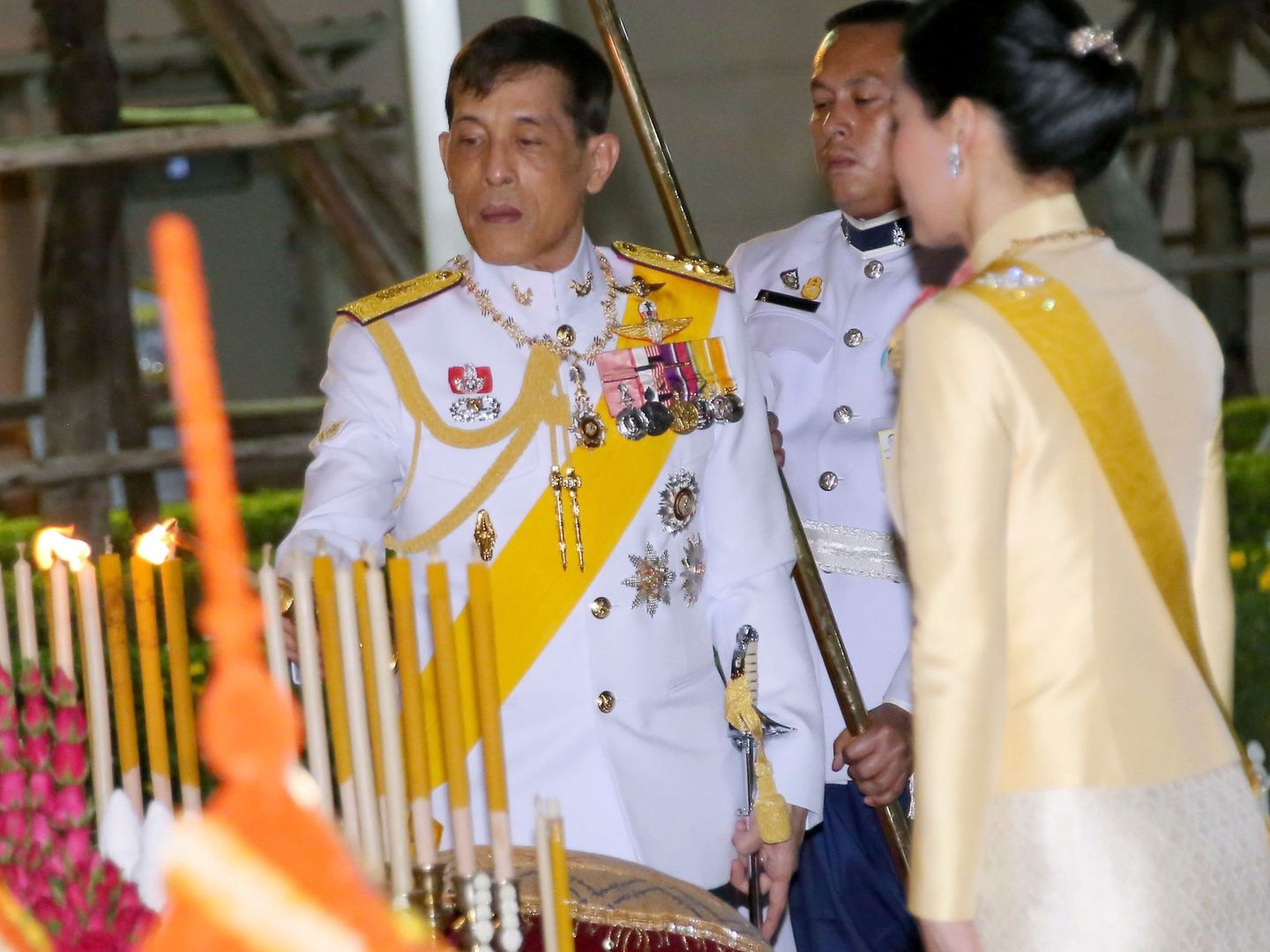 El rey de Tailandia, con su mujer en una de las pocas visitas que ha hecho este año a su país. (EFE)