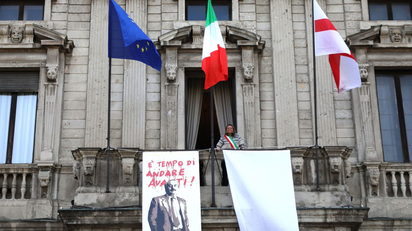 Pancarta en honor a Giovanni Falcone en Milán durante el anivesario de su asesinato. (EFE)