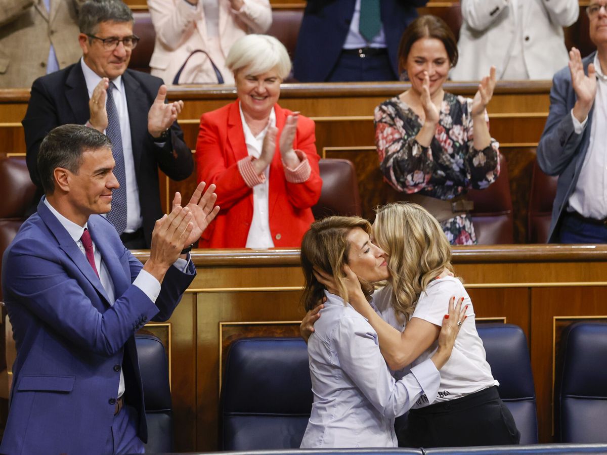 Foto: El presidente del Gobierno, Pedro Sánchez (i), junto a la ministra de Transportes, Raquel Sánchez (c), y la vicepresidenta segunda, Yolanda Díaz (d). (EFE/Javier Lizón)