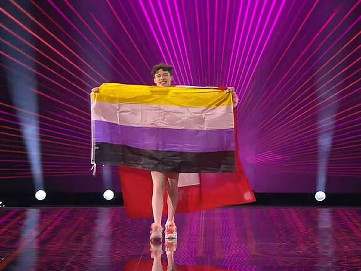 Foto: El suizo Nemo agitaba dos banderas en la "Flag Parade" de la final del Festiva. (Eurovision Song Contest)