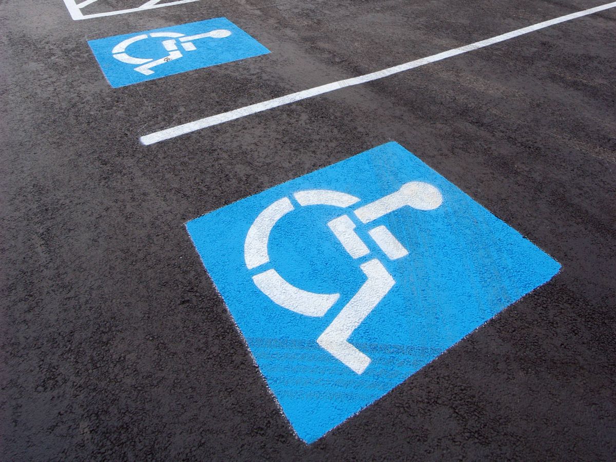 Foto: Plazas de aparcamiento para personas con movilidad reducida. 