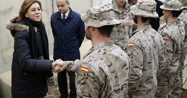 Foto: La ministra de Defensa, María Dolores de Cospedal, saluda a varios soldados desplegados en Irak. (EFE)