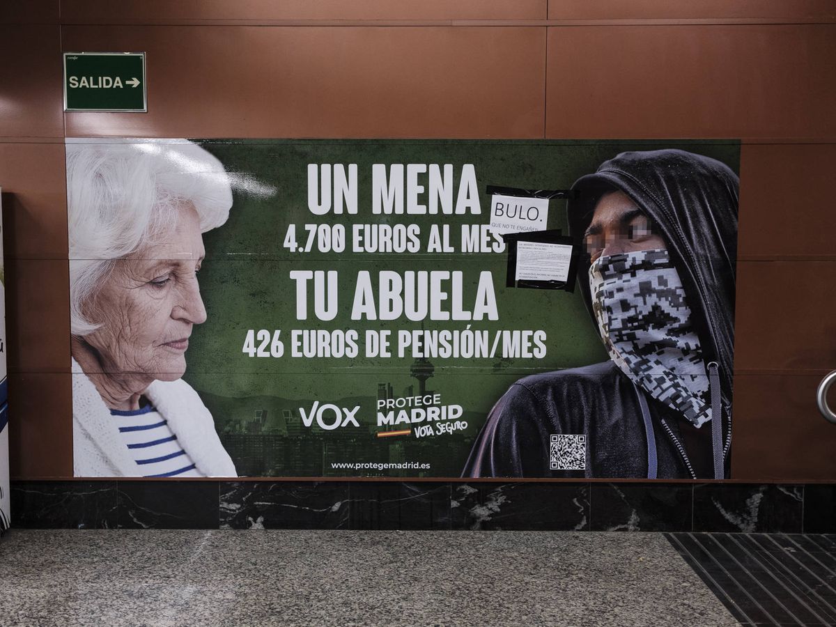 Foto: Cartel electoral contra los menas de VOX para las elecciones madrileñas del 4-M. (Sergio Beleña)
