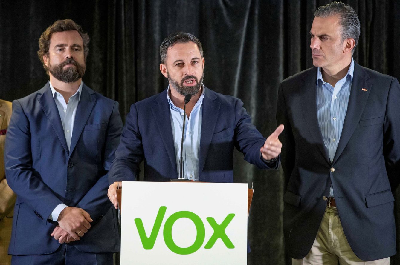 El presidente de Vox Santiago Abascal (c) acompañado por el secretario general, Javier Ortega Smith, (d) y el responsable del comité negociador, Iván Espinosa de los monteros (i). (EFE)