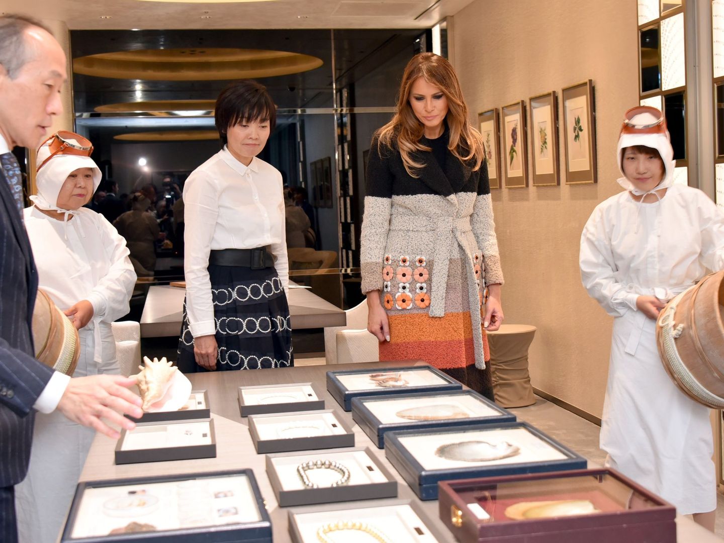 La primera dama Melania Trump junto a Akie Abe en la joyería Mikimoto de Japón. (EFE)