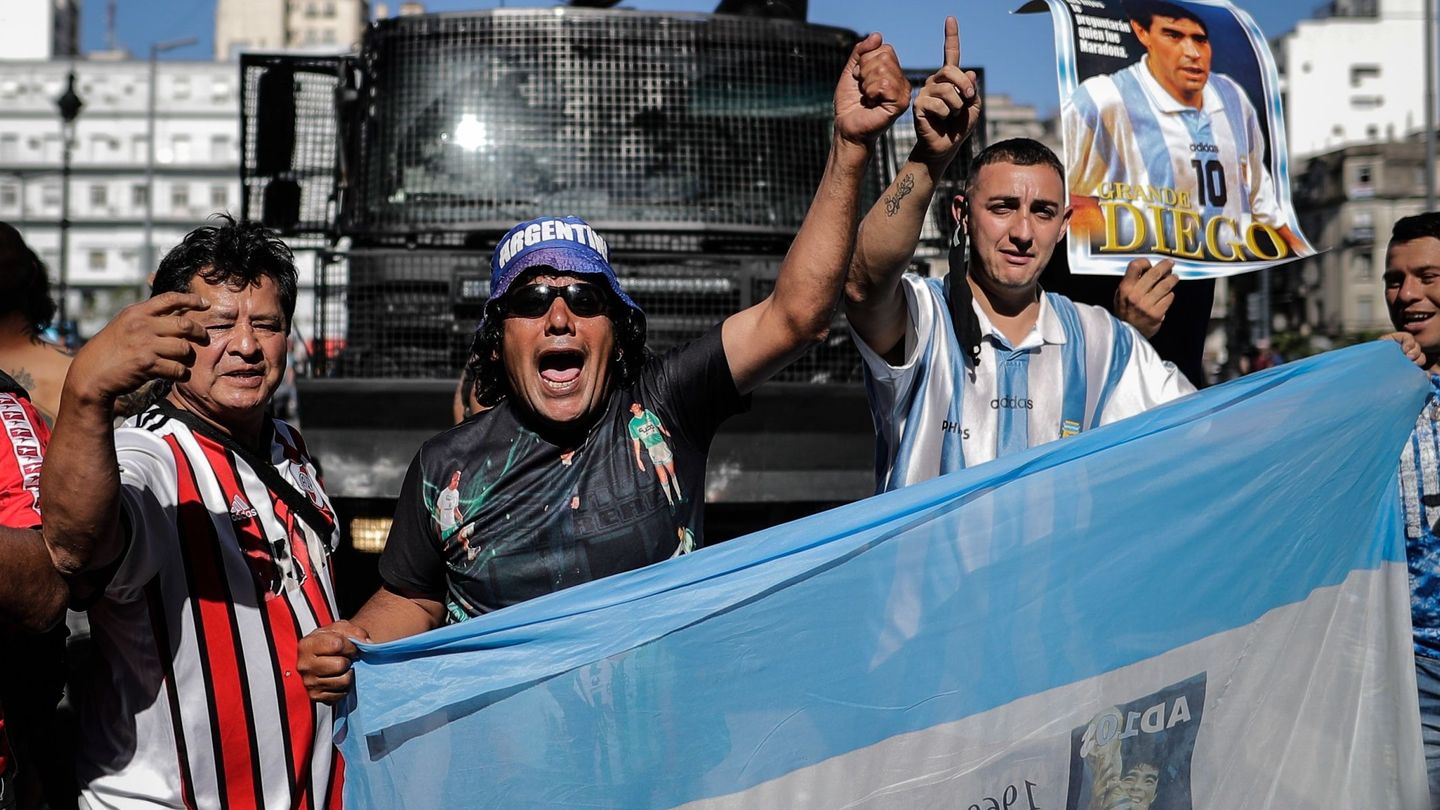 Un grupo de hinchas choca con la policía durante el último adiós a Maradona. (EFE)