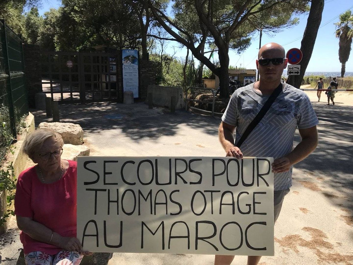Béatrice Gallay, madre de Thomas Gallay, francés condenado por terrorismo en Marruecos y encarcelado en Salé, protesta el 11 de agosto ante Fort Bregançon, la residencia de verano del presidente Macron, que accedió a recibirla.