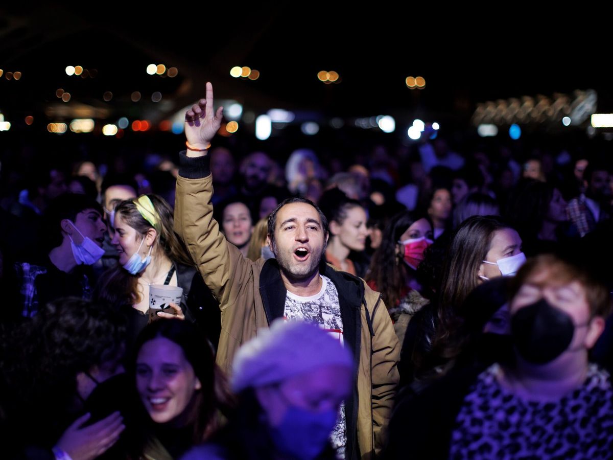 Foto: El público asiste a un concierto en Valencia tras las grandes restricciones por la pandemia. (EFE/Biel Aliño)