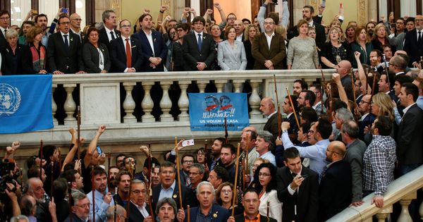 Foto: El presidente de la Generalitat, Carles Puigdemont, se dirige a los diputados y alcaldes en la escalinata del Parlament. (Reuters)