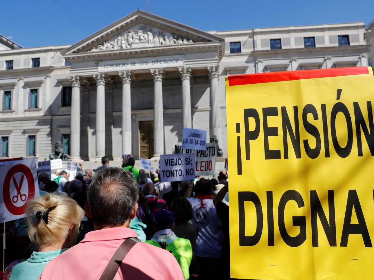 Foto: Manifestación de pensionistas a las puertas del Congreso. (EFE)