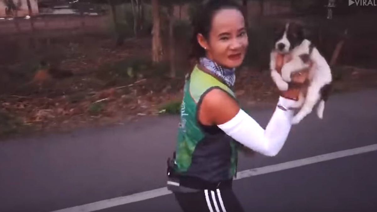 Encuentra un cachorro en mitad del maratón y se lo lleva 30 kilómetros encima