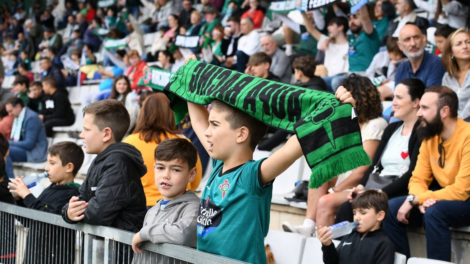 Los niños de Ferrol acuden cada día de partido al Estadio de A Malata para ver a su club. (Racing Club Ferrol)