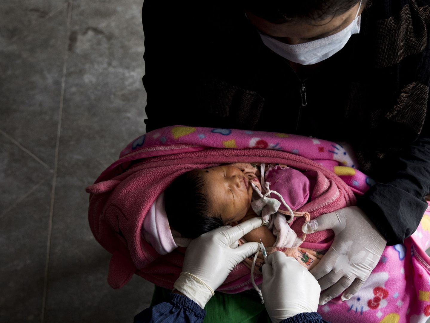 Una campaña de vacunación de bebés en Nepal. (EFE)