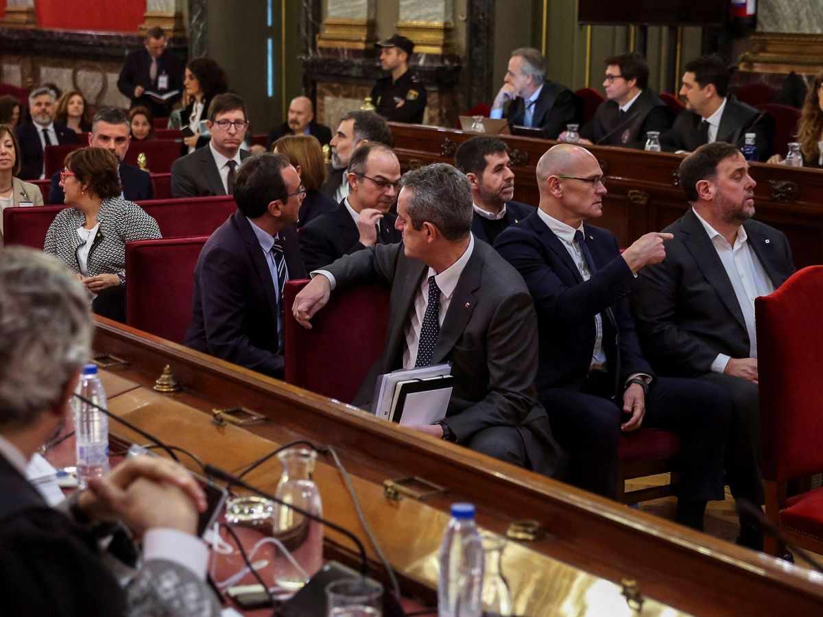 Foto: Los doce líderes independentistas acusados, durante el juicio en el Supremo. (EFE)