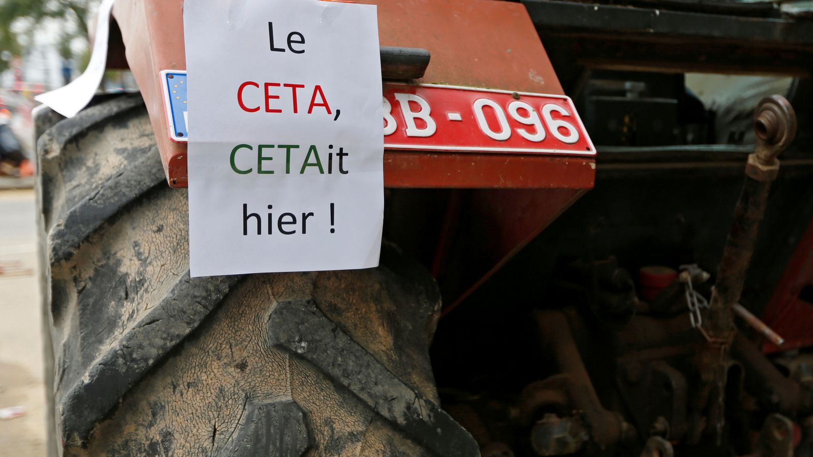 Foto: Cartel contra el CETA en un tractor durante una protesta frente al Parlamento de Valonia, el 14 de octubre de 2016 (Reuters)