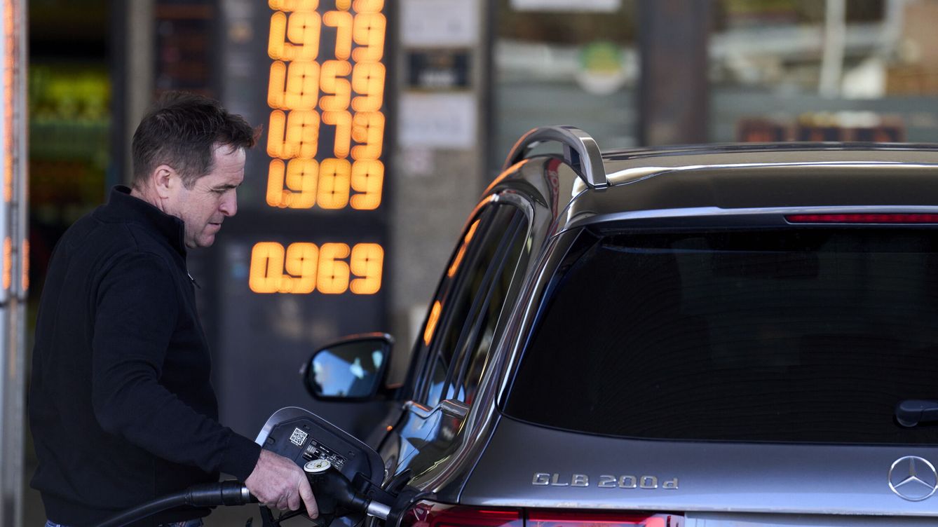 Foto: Consulta cuál es la gasolinera más cercana y barata (EFE/García)