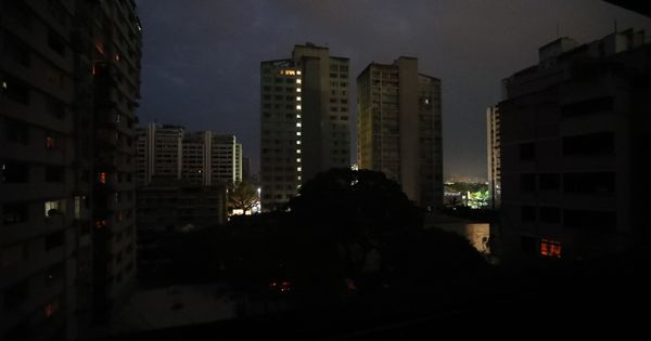 Foto: Vista general de edificios con luces de emergencia en Caracas (Venezuela). (Imagen archivo EFE)