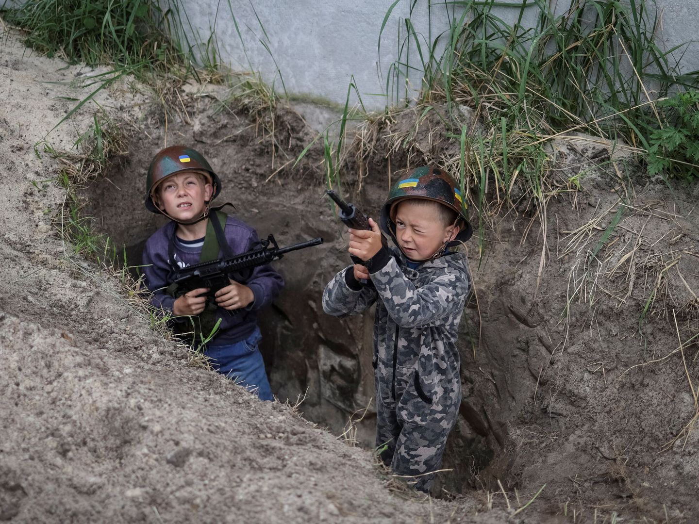 Niños juegan a la guerra en Ucrania. (Reuters/Gleb Garanich)