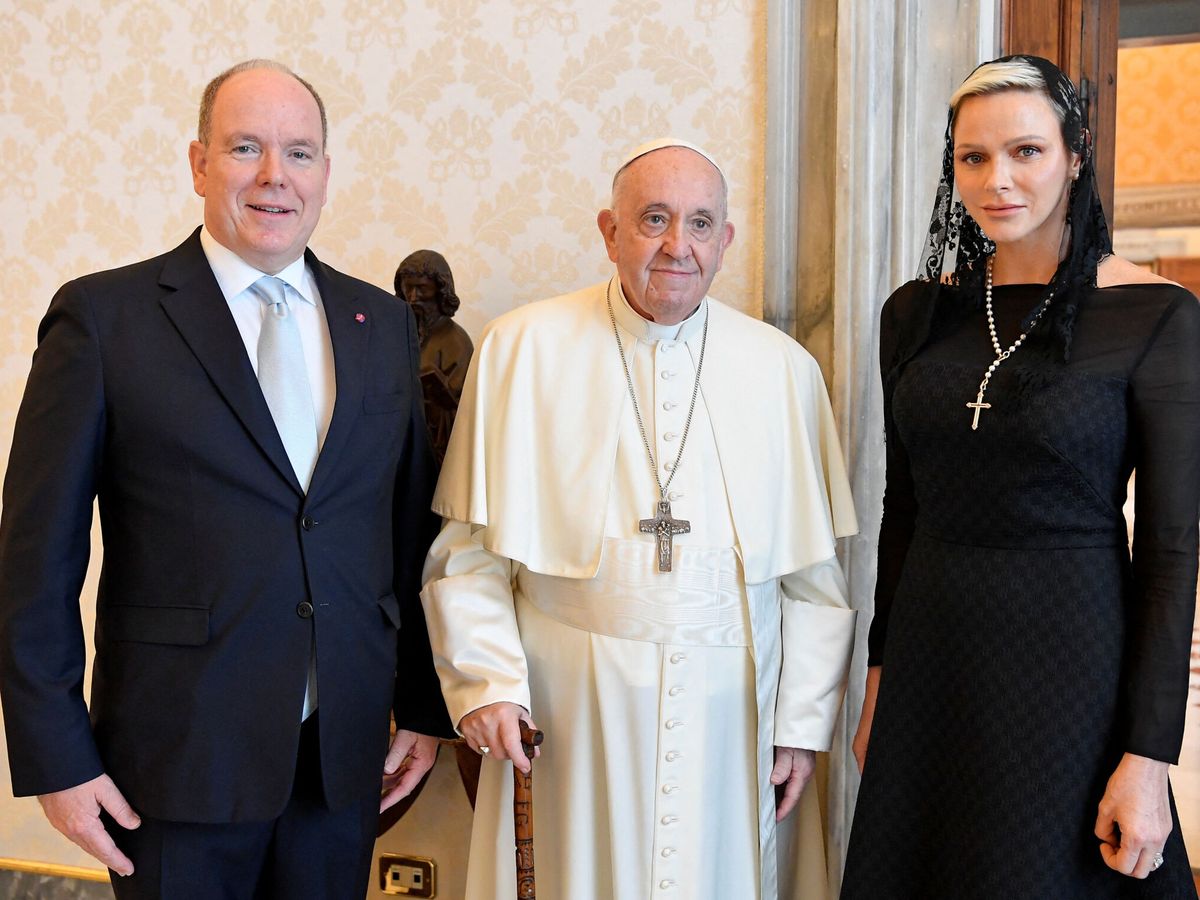 Foto: Charlène y Alberto, con el papa Francisco. (Reuters)