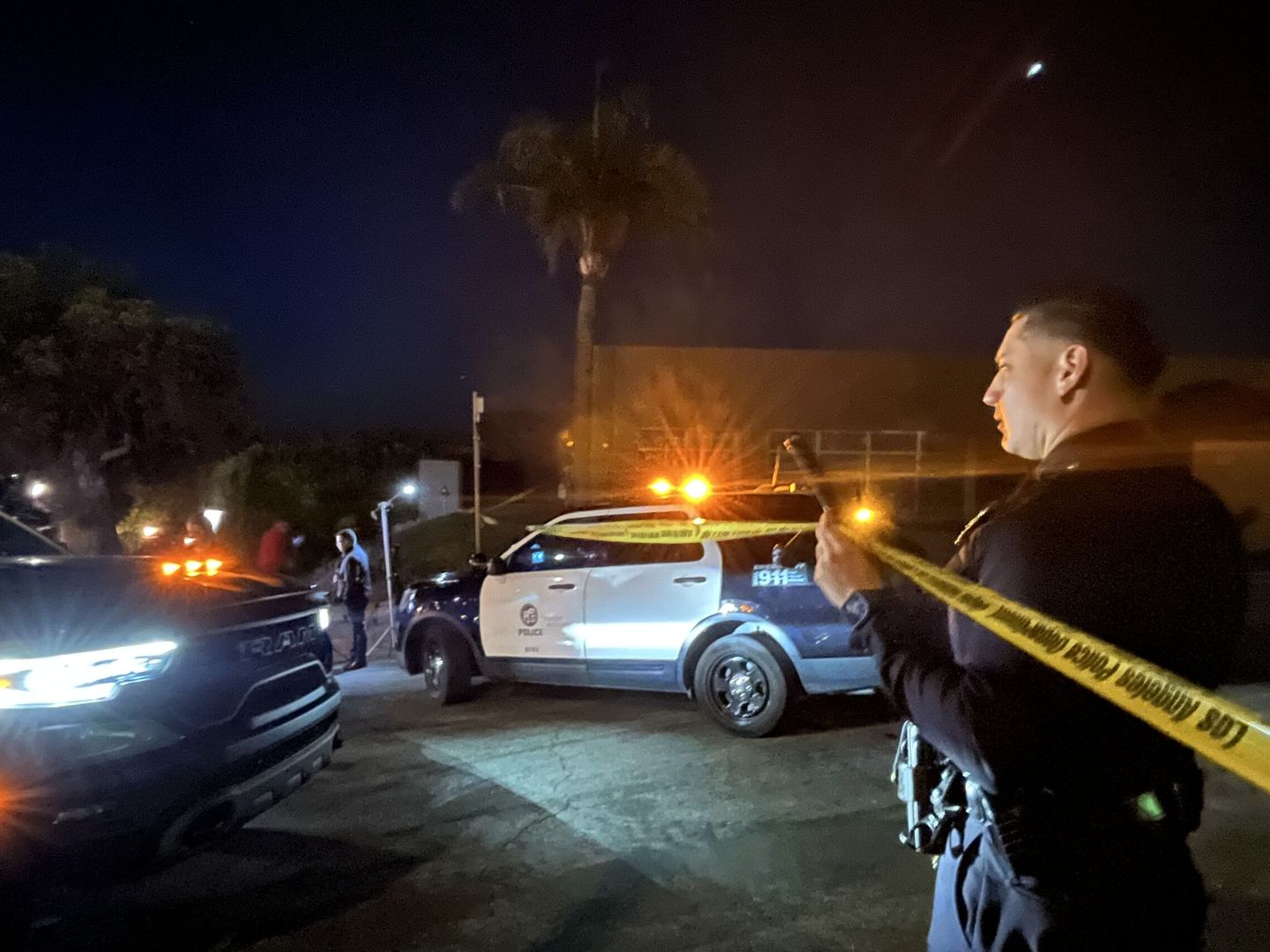 La policía de Los Ángeles acordona la casa de Perry tras encontrar su cadáver. (Reuters)