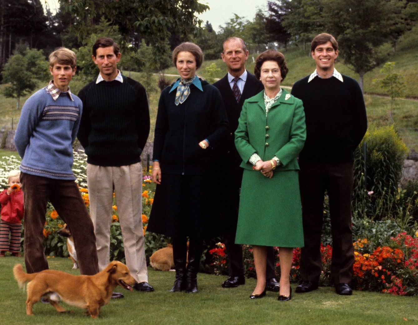  La reina Isabel II, con su familia. (CP)