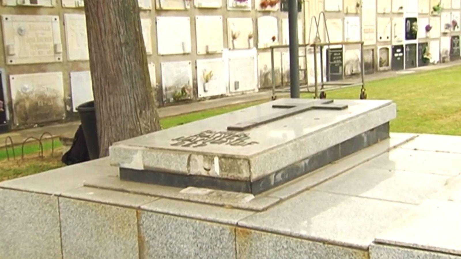Foto: La tumba que tiene la familia Franco en el cementerio público de Ferrol. (Foto: Telecinco)