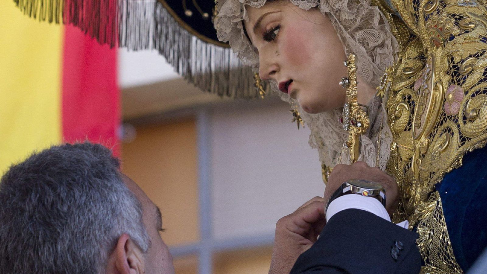 Foto: Interior impone la máxima distinción policial a la Virgen del Amor de Málaga (Efe)
