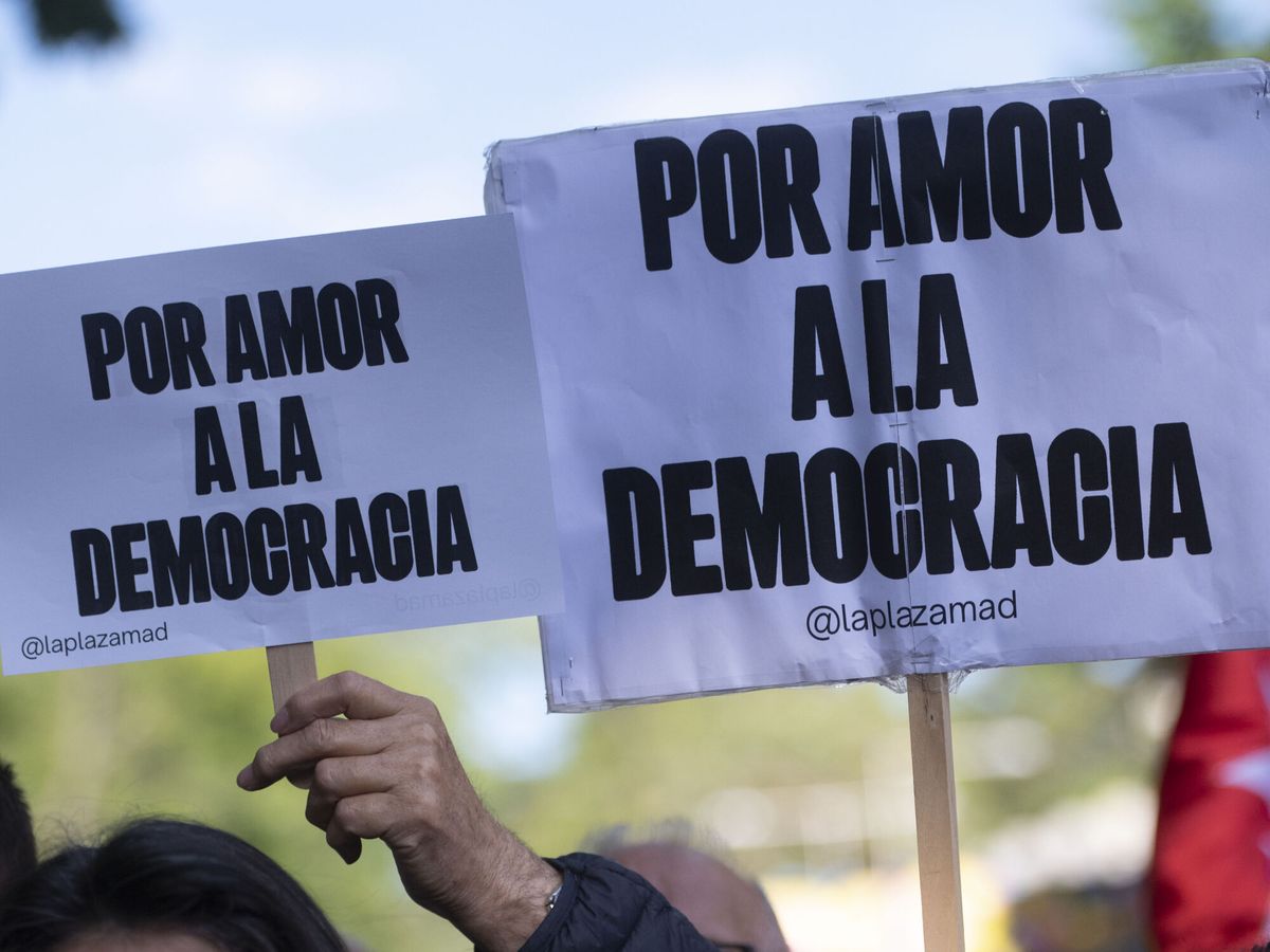 Foto: Una manifestación en apoyo a Pedro Sánchez. (Europa Press/Alberto Ortega)