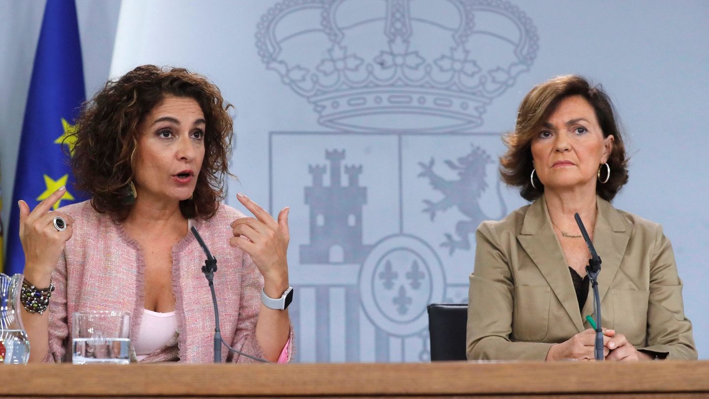 La vicepresidenta y la ministra de Hacienda en funciones, Carmen Calvo (d) y María Jesús Montero, el pasado 11 de octubre. (EFE)
