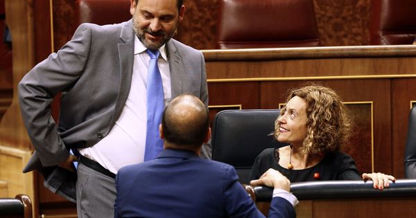 Foto: Los ministros José Luis Ábalos y Meritxell Batet conversan durante el pleno en el Congreso del pasado 12 de junio. (EFE)