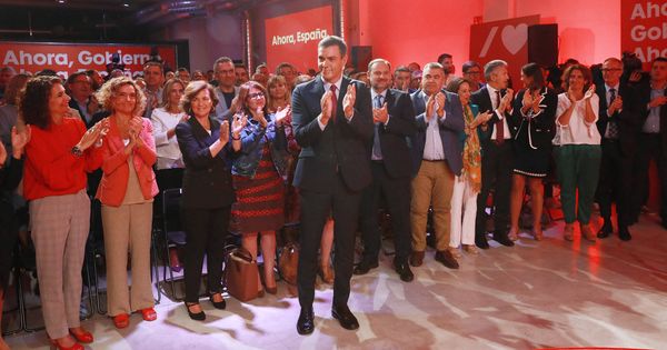Foto: Pedro Sánchez, con los miembros de su ejecutiva y la mayoría de ministros del Gobierno, este 30 de septiembre en La Próxima Estación, en Madrid. (Inma Mesa | PSOE)
