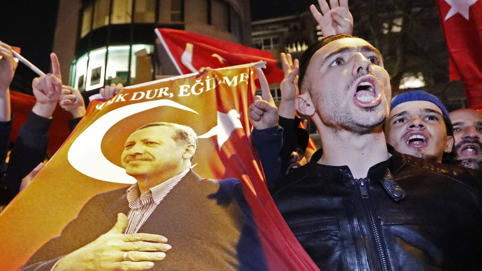 Foto: Manifestantes con imágenes de Erdogan ante el consulado turco en Róterdam, el 11 de marzo de 2017. (Reuters) 