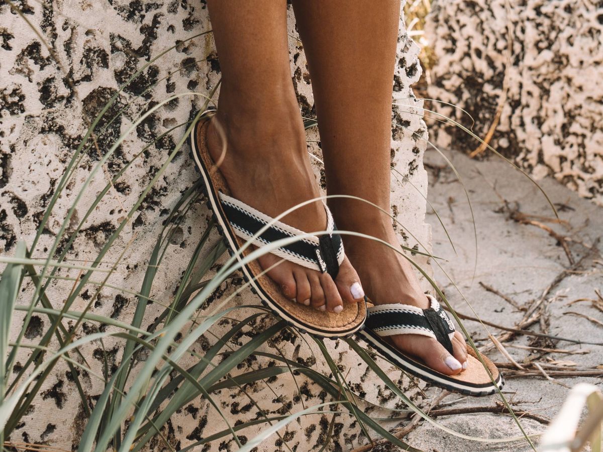 Foto: Moderniza tu colección de zapatos de playa con estos diseños ideales. (Alex Azabache para Unsplash) 