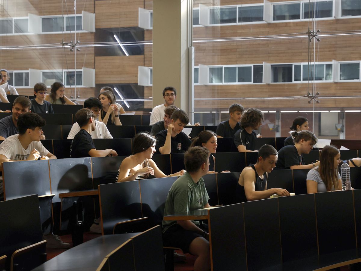 Foto: Estudiantes en una imagen de archivo. (EFE/Toni Albir)